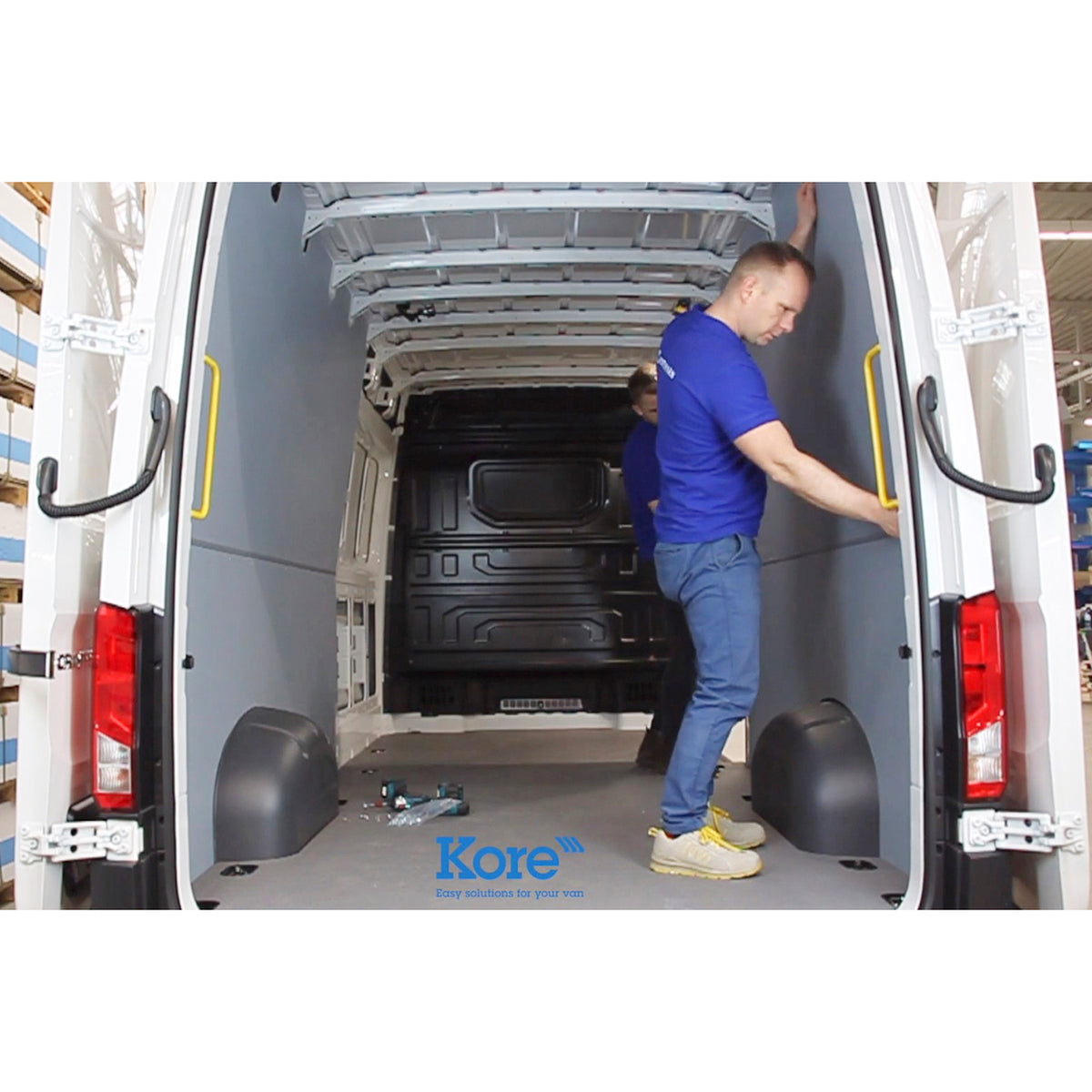Capitonaj pereti Plastic de 4 mm pentru VOLKSWAGEN Crafter FWD L3H3 model 2017 -, cu tractiune fata si usi culisante pe partea dreapta, fara geamuri, suprafata de 8.61 mp